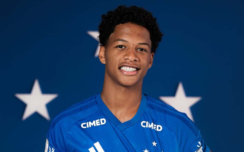 Zé Lucas com a camisa do Cruzeiro