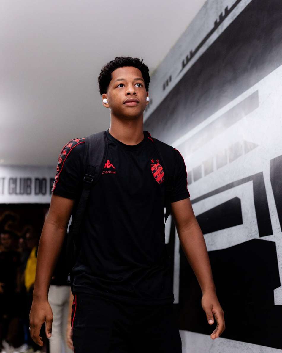 Zé Lucas em corredor da Ilha do Retiro