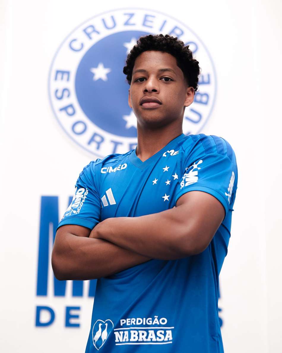 Zé Lucas sendo anunciado pelo Cruzeiro