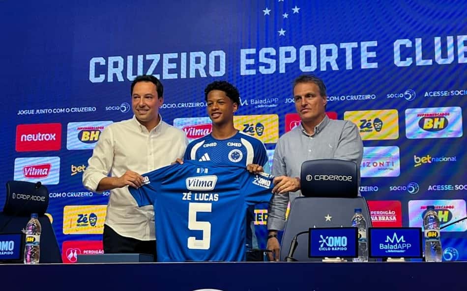 Zé Lucas sendo apresentado pelos dirigentes do Cruzeiro