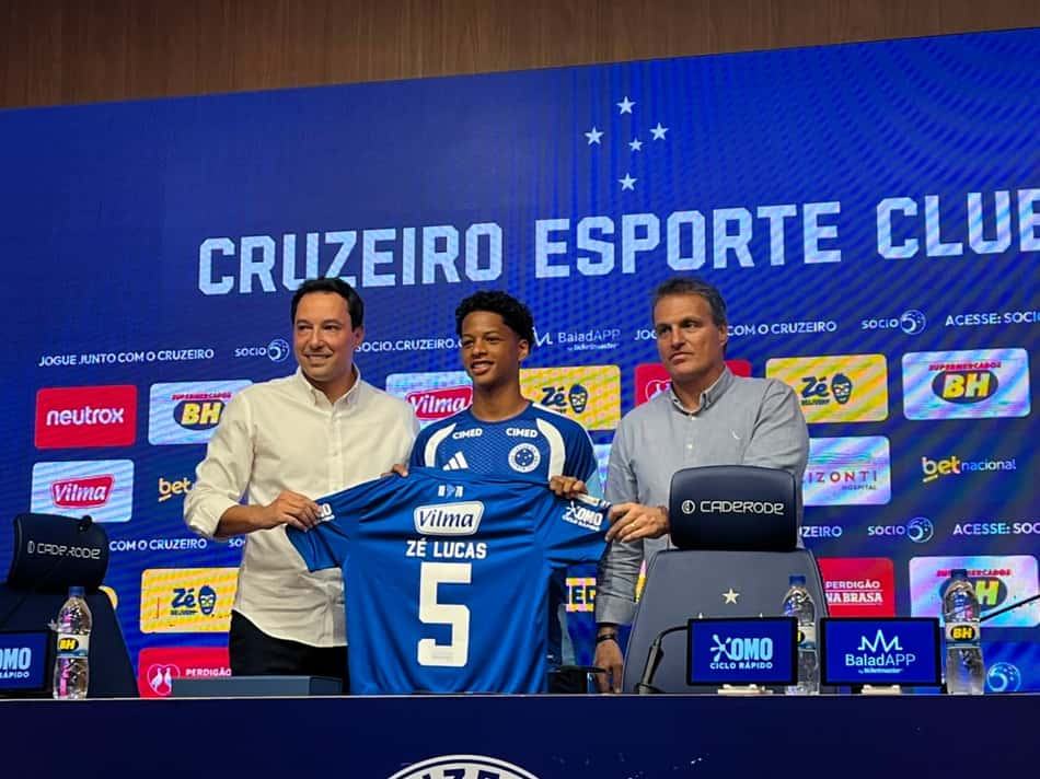Zé Lucas sendo apresentado pelos dirigentes do Cruzeiro