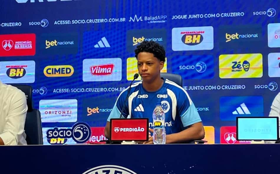 Zé Lucas sendo apresentado na Toca da Raposa II