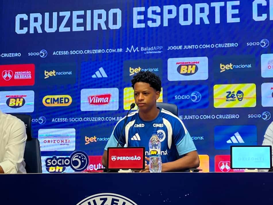 Zé Lucas sendo apresentado na Toca da Raposa II