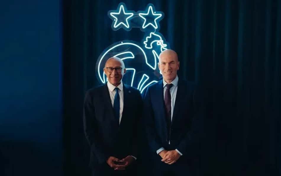 Zidane, à direita, foi apresentado como novo técnico da França por Philippe Diallo, presidente da Federação Francesa de Futebol (esquerda)
