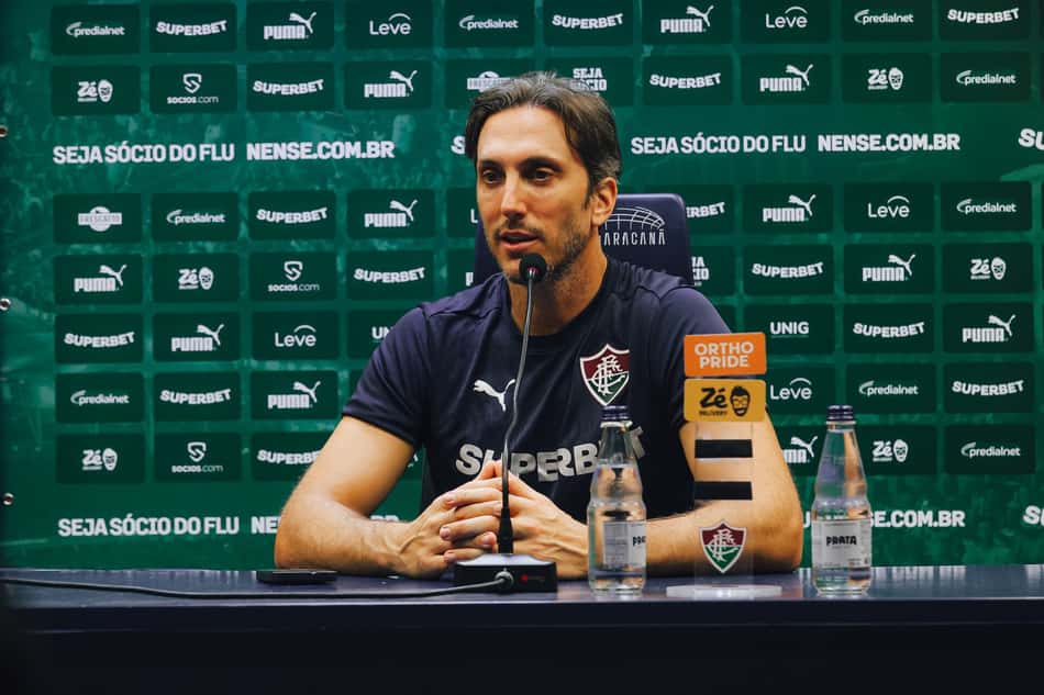 Luis Zubeldía concede entrevista coletiva com uniforme de técnico do Fluminense