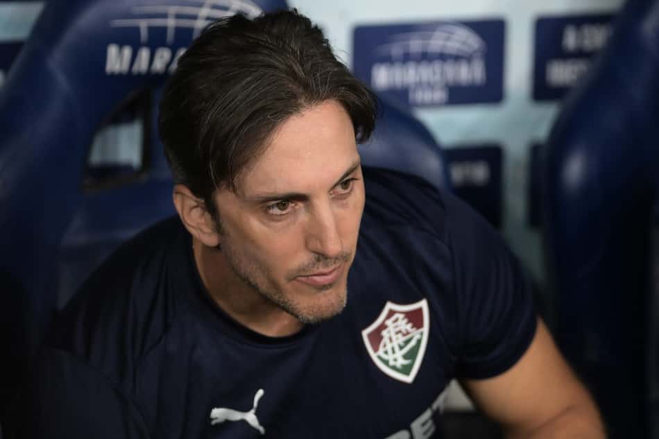 Zubeldía no comando do Fluminense durante empate contra o Bragantino pelo Brasileirão