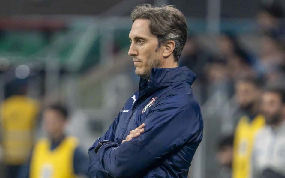 Zubeldía no comando do Fluminense durante empate contra o Grêmio