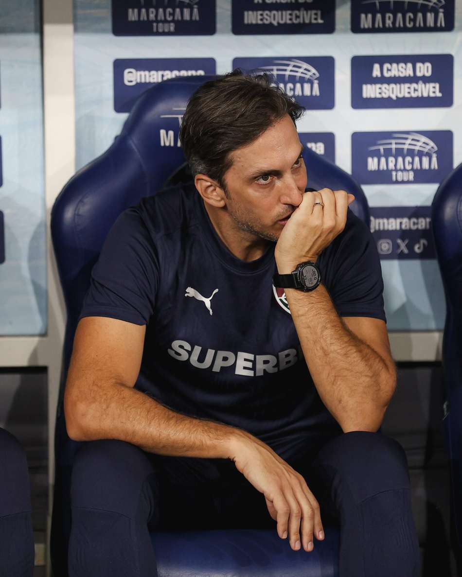 Zubeldía, técnico do Fluminense, no banco do Maracanã