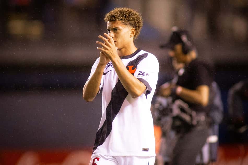 Zuccarello agradece aos torcedores do Vasco após vitória do Vasco sobre o Audax Italiano