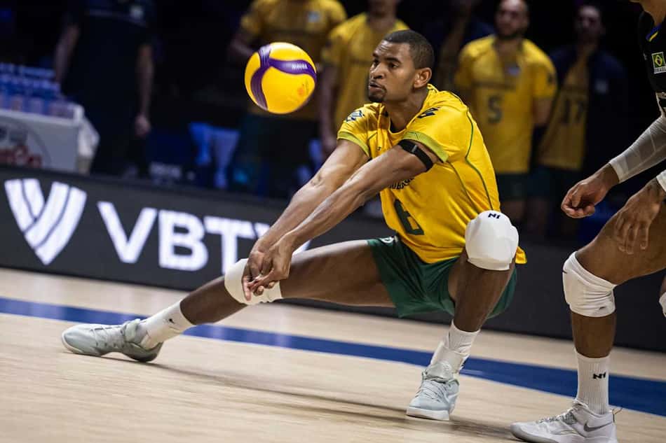 Adriano agacha no fundo de quadra em Brasil x China pela Liga das Nações