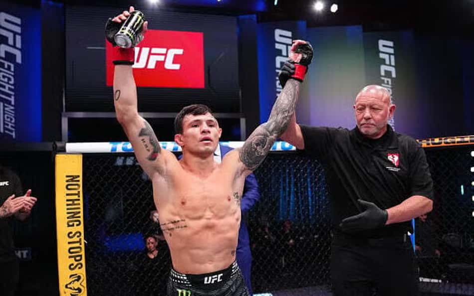 Brasileiro entra no top-15 de divisão do Ultimate após UFC 329