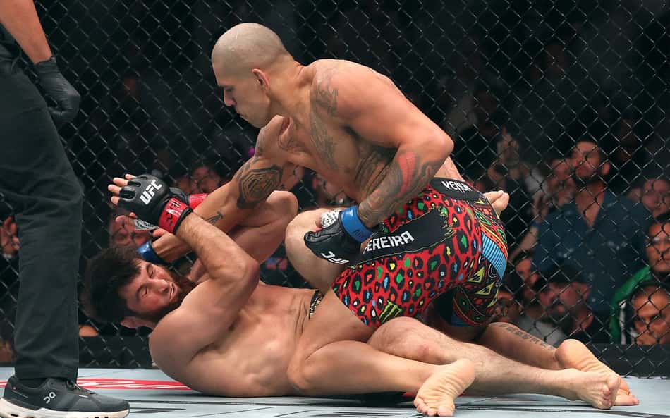 Alex Poatan enfrenta Magomed Ankalaev no UFC 320 (Foto: Sean M. Haffey/Getty Images/AFP)