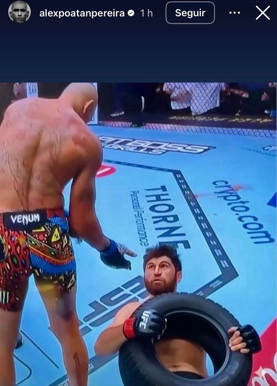 Captura de tela de uma publicação de Alex Poatan, em que aparece Magomed Ankalaev segurando um pneu após derrota no UFC