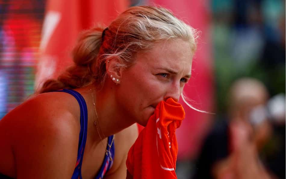 Ally Batenhorst seca o rosto em partida contra Thâmela e Vic no Elite 16 de vôlei de praia em Copacabana
