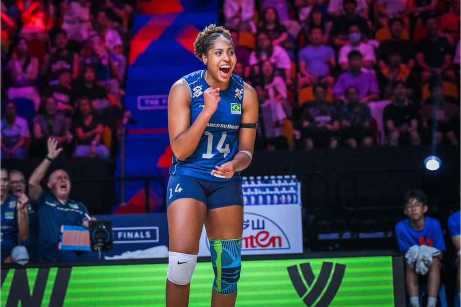 Ana Cristina vibra ao marcar ponto para o Brasil em jogo contra a Itália, válido pela semifinal da VNL
