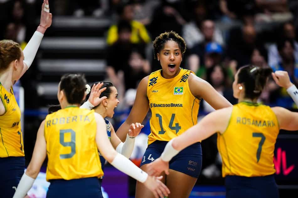 Ana Cristina, ao centro, comemora ponto do Brasil contra a Polônia pela VNL 