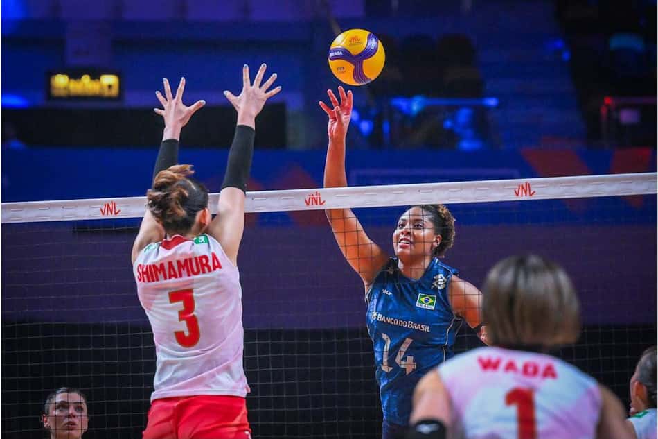 Ana Cristina larga a bola pelo fundo-meio contra bloqueadora japonesa em Brasil x Japão pela VNL 2026