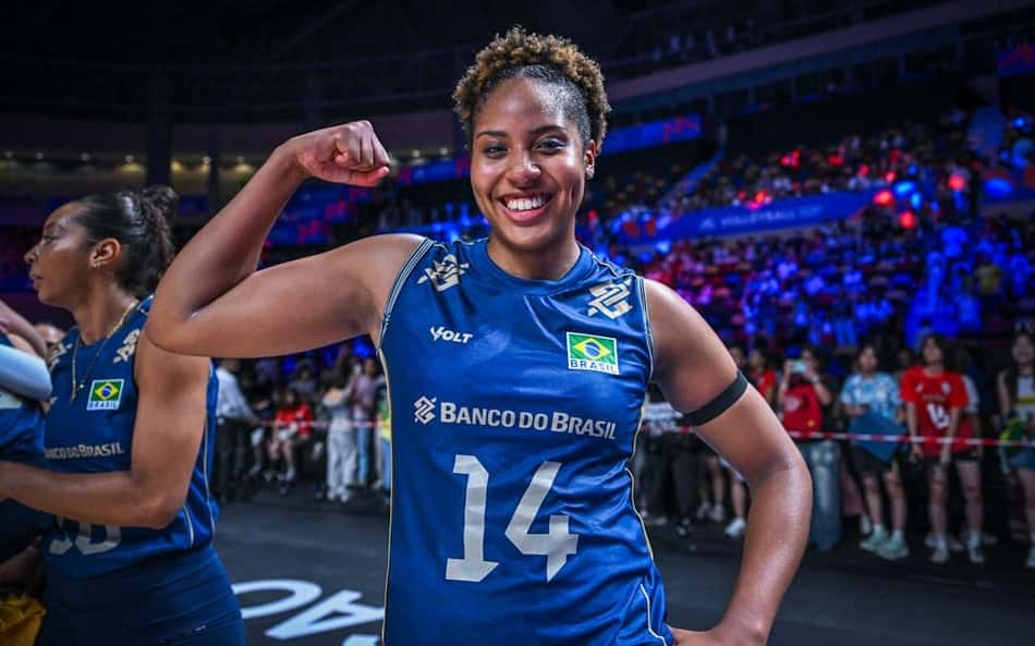 Ana Cristina posa para foto e mostra o muque direito após vitória do Brasil sobre o Japão na VNL 2026