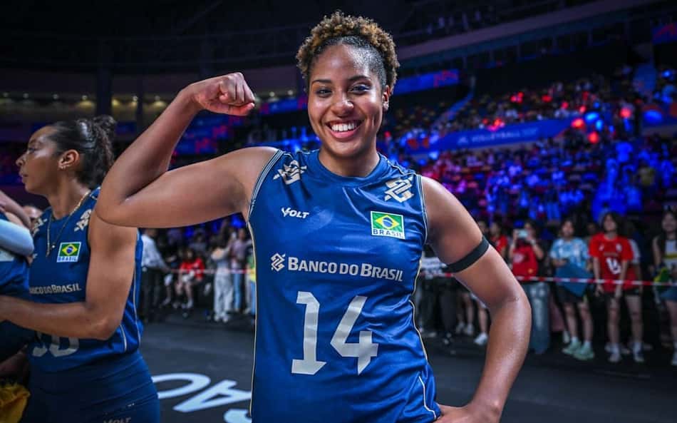 Ana Cristina posa para foto e mostra o muque direito após vitória do Brasil sobre o Japão na VNL 2026