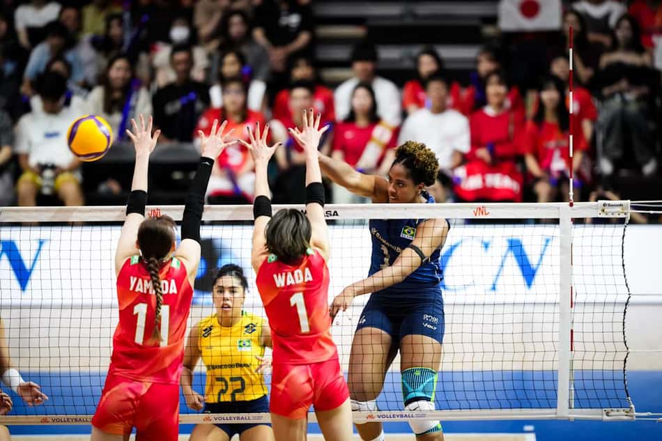 Ana Cristina ataca bola contra um bloqueio duplo de jogadoras japonesas em Brasil x Japão pela VNL 2026