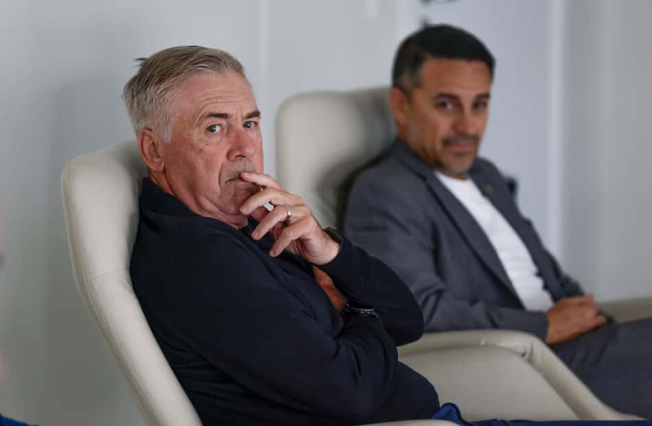 Carlo Ancelotti e Rodrigo Caetano durante competição Sub-15 na Granja Comary, em Teresópolis