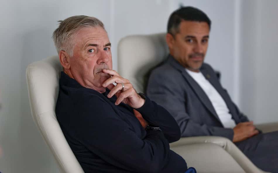 Carlo Ancelotti e Rodrigo Caetano durante competição Sub-15 na Granja Comary, em Teresópolis