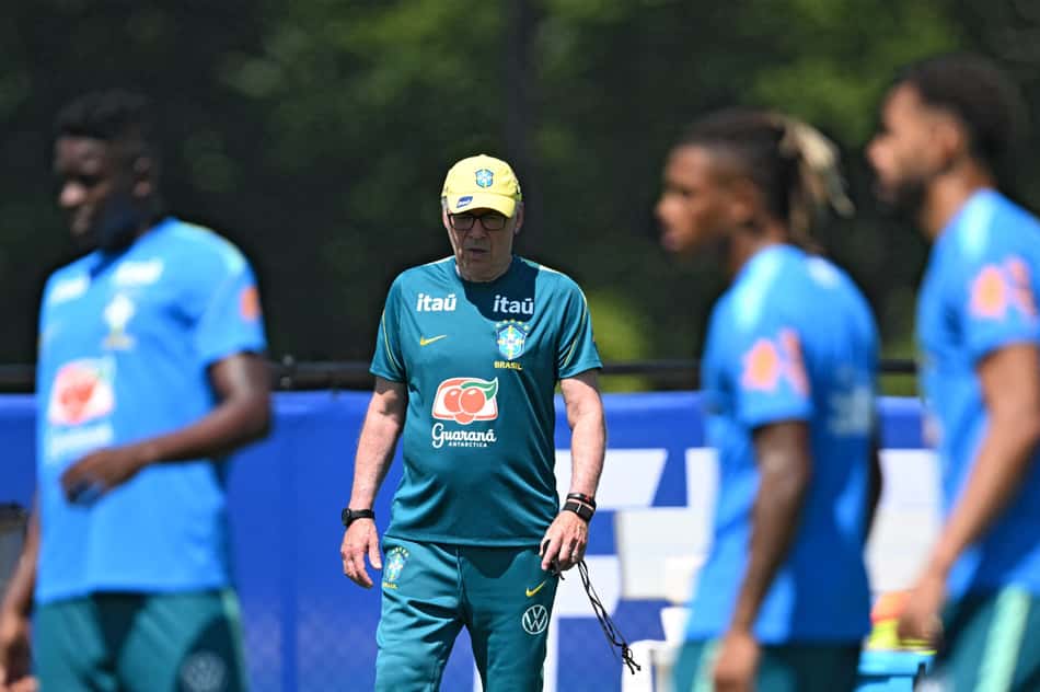 Carlo Ancelotti durante treino da Seleção para Brasil x Noruega