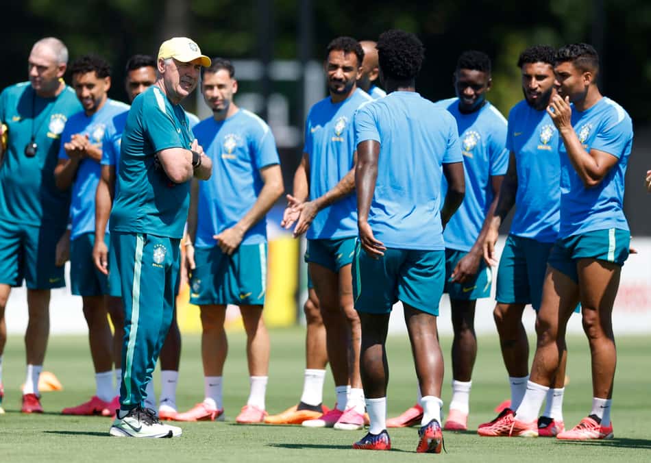 Carlo Ancelotti conversa com jogadores do Brasil durante treino da Seleção Brasileira em Morristown