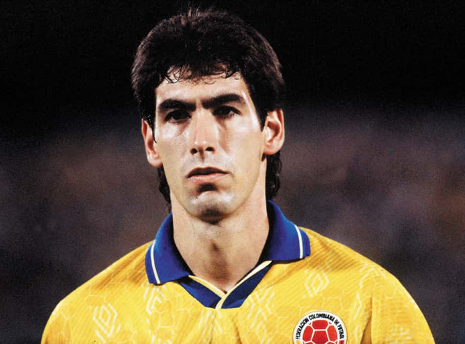 foto de andres escobar, com a camisa amarela da colômbia, na copa do mundo de 1994.