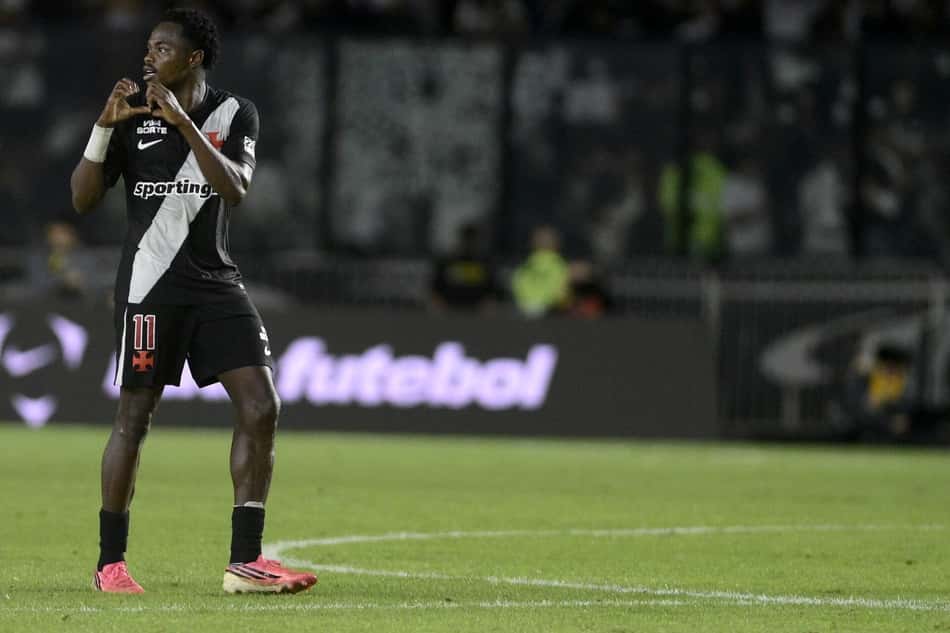 Andrés Gómez faz coração para comemorar gol marcado em Vasco x Mirassol
