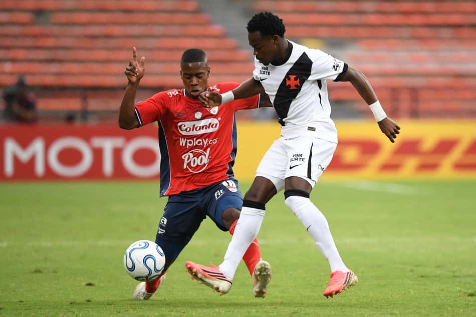 Andrés Gómez em campo na partida entre Vasco e Independiente Medellín