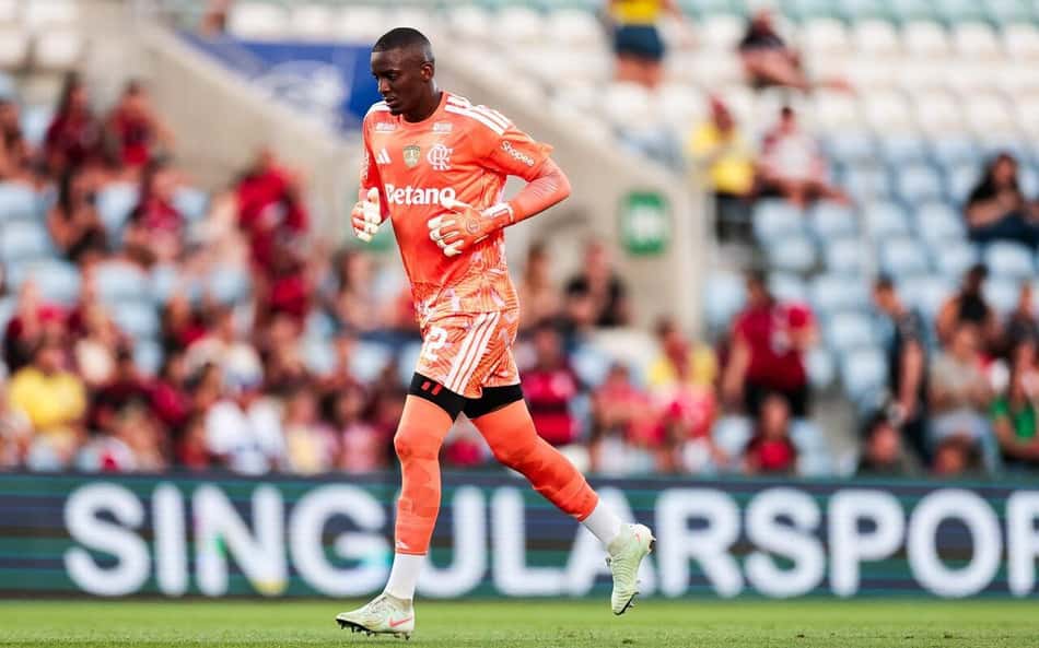 Andrew destaca intertemporada do Flamengo e explica evolução no jogo com os pés