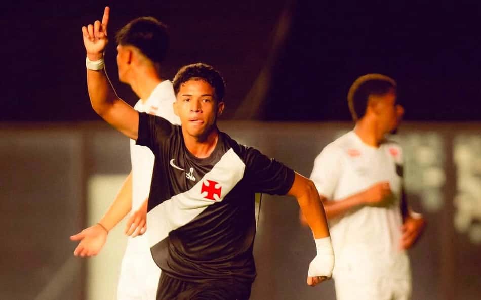 Andrey Fernandes comemora gol marcado na partida entre Vasco e Santos pelo Brasileirão sub-20