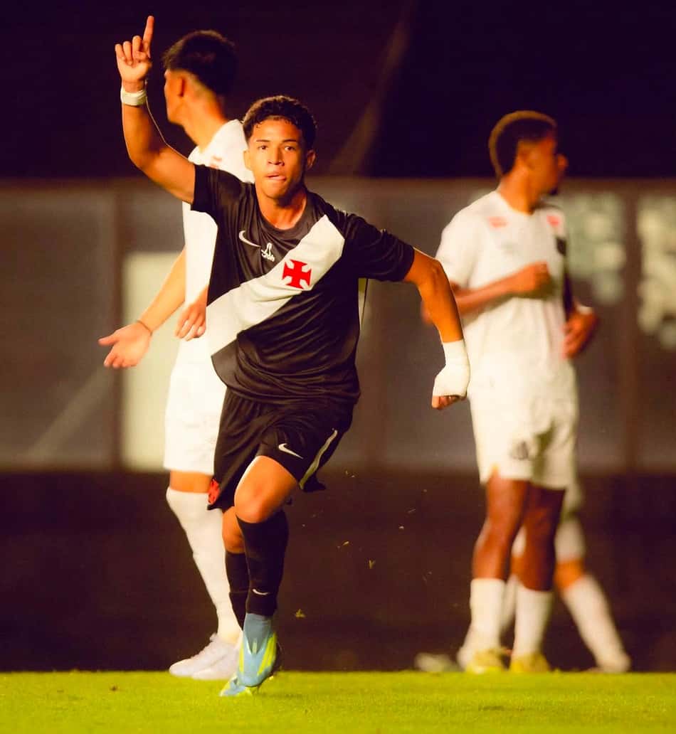 Andrey Fernandes comemora gol marcado na partida entre Vasco e Santos pelo Brasileirão sub-20