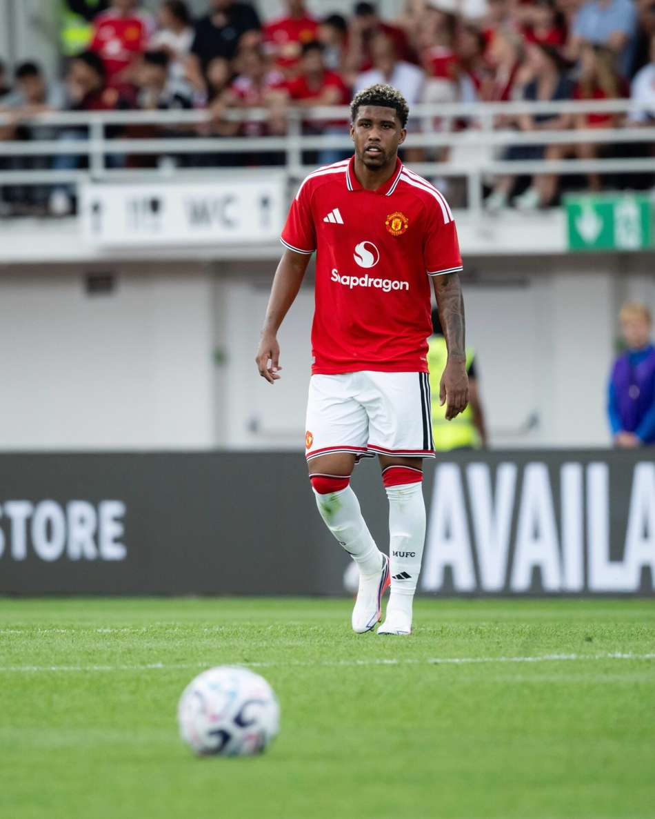 Andrey Santos atuando pelo Manchester United