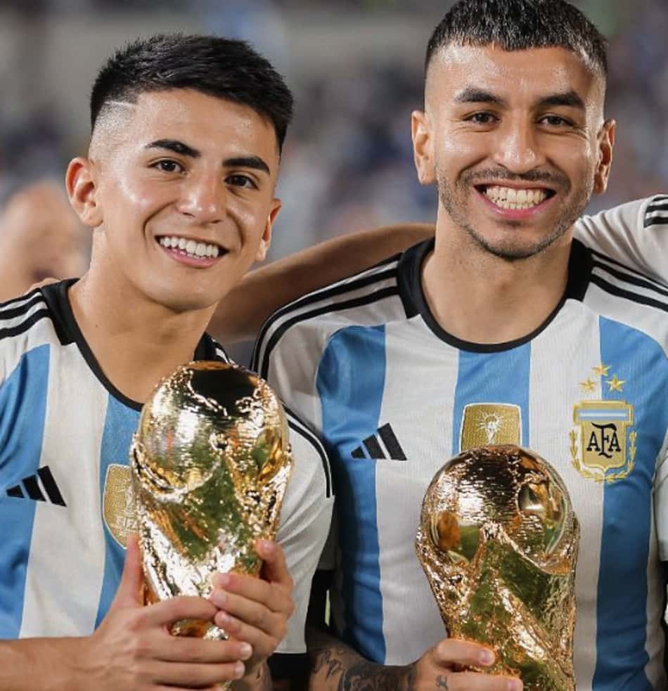 Ángel Correa com Thiago Almada no título da Copa do Mundo de 2022 conquistado pela Argentina