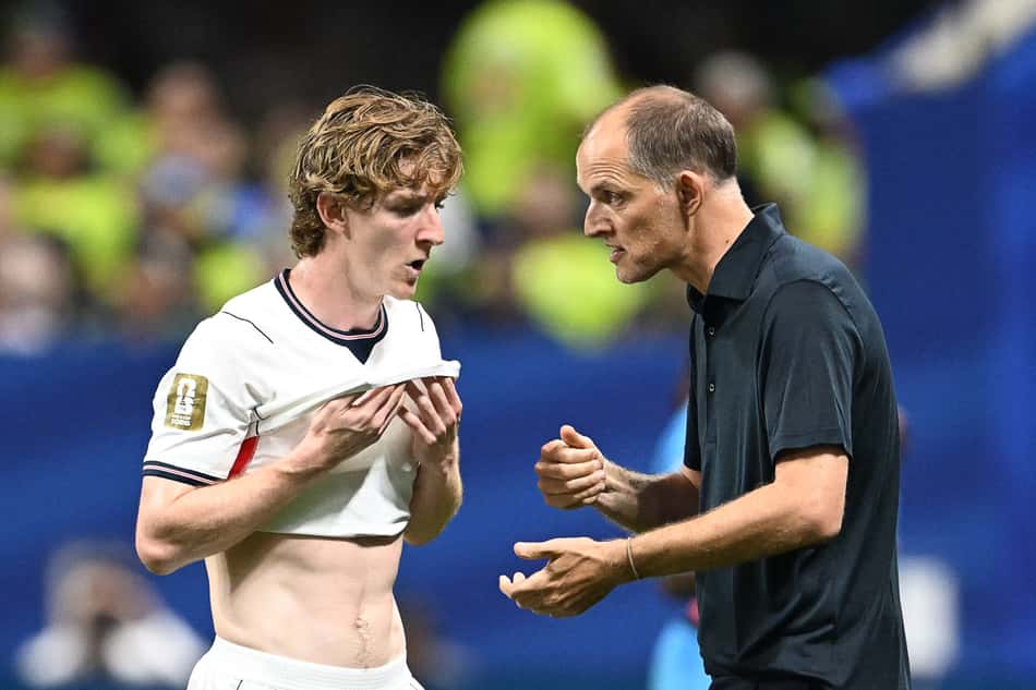 Anthony Gordon recebe instruções de Thomas Tuchel pela Inglaterra na Copa do Mundo