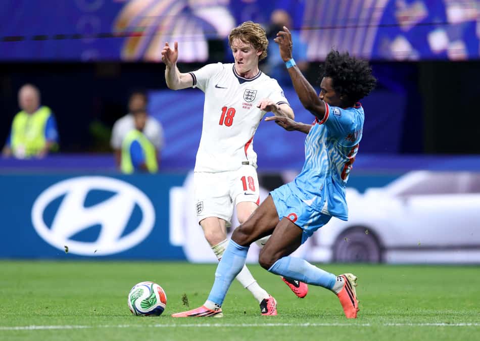 Anthony Gordon em ação pela Inglaterra na Copa do Mundo