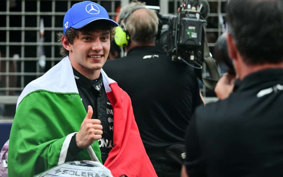 Antonelli supera Hamilton e vence sprint na Inglaterra pela F1 2026
