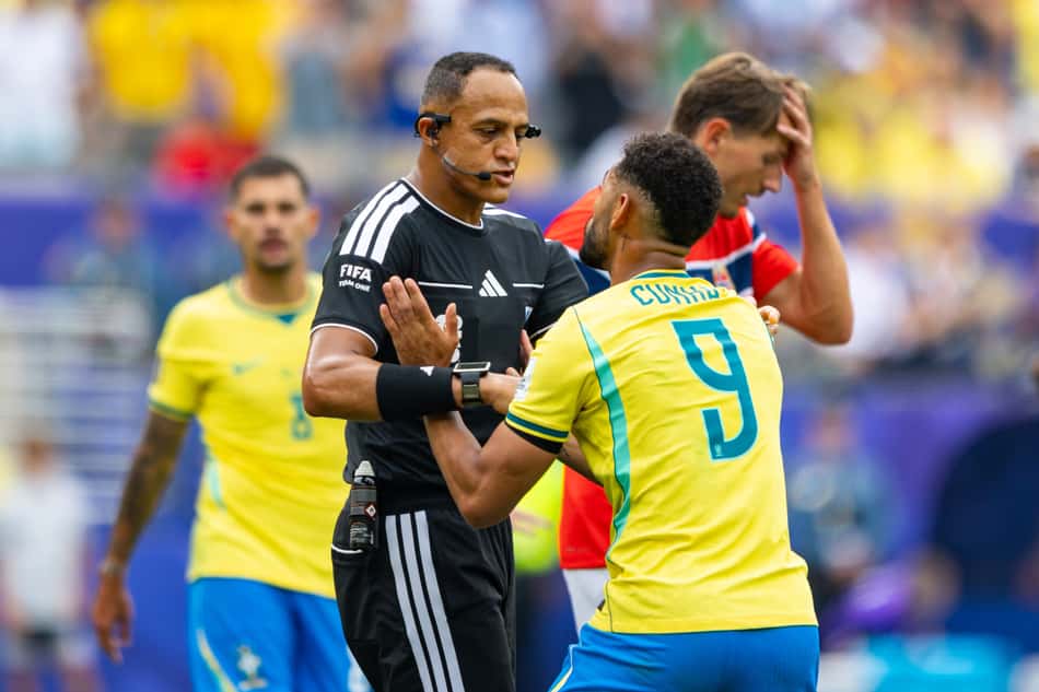 Matheus cunha reclama com árbitro Ismail Elfath durante duelo com a Noruega na Copa do Mundo