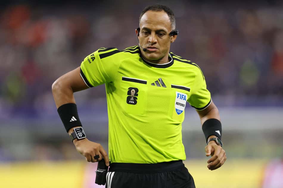 Árbitro Ismail Elfath atuando em jogo