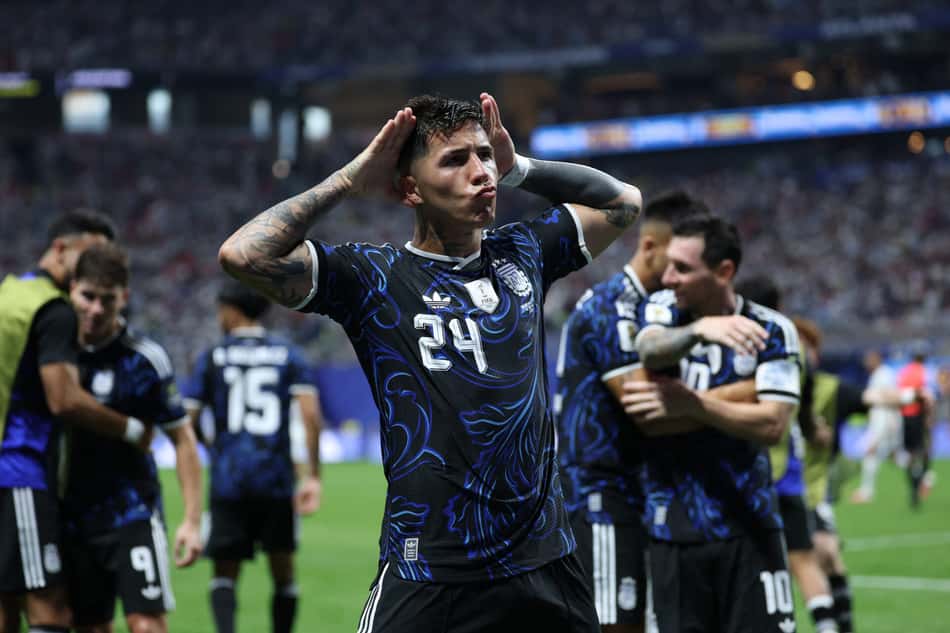 Enzo Fernández comemora gol de empate para a Argentina diante da Inglaterra