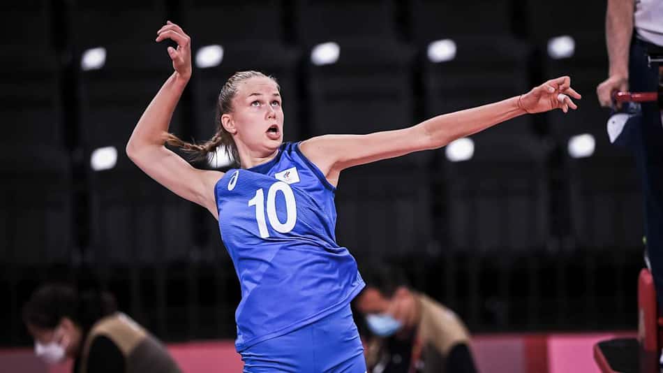 De regata azul, Arina Fedorovtseva, da Rússia, olha para cima e realiza movimento de ataque em jogo das Olimpíadas de Tóquio 2020