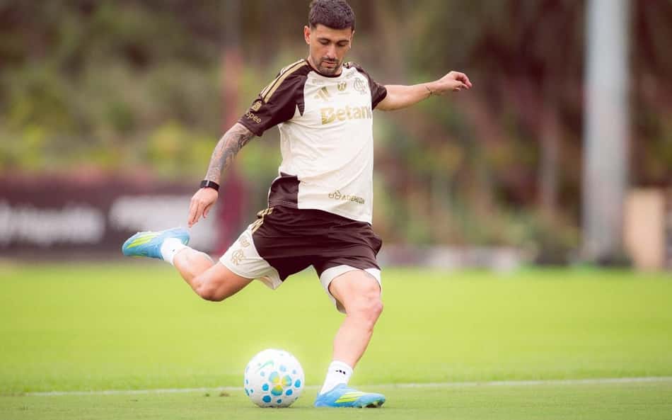 Arrascaeta com a bola durante treino do Flamengo no Ninho do Urubu