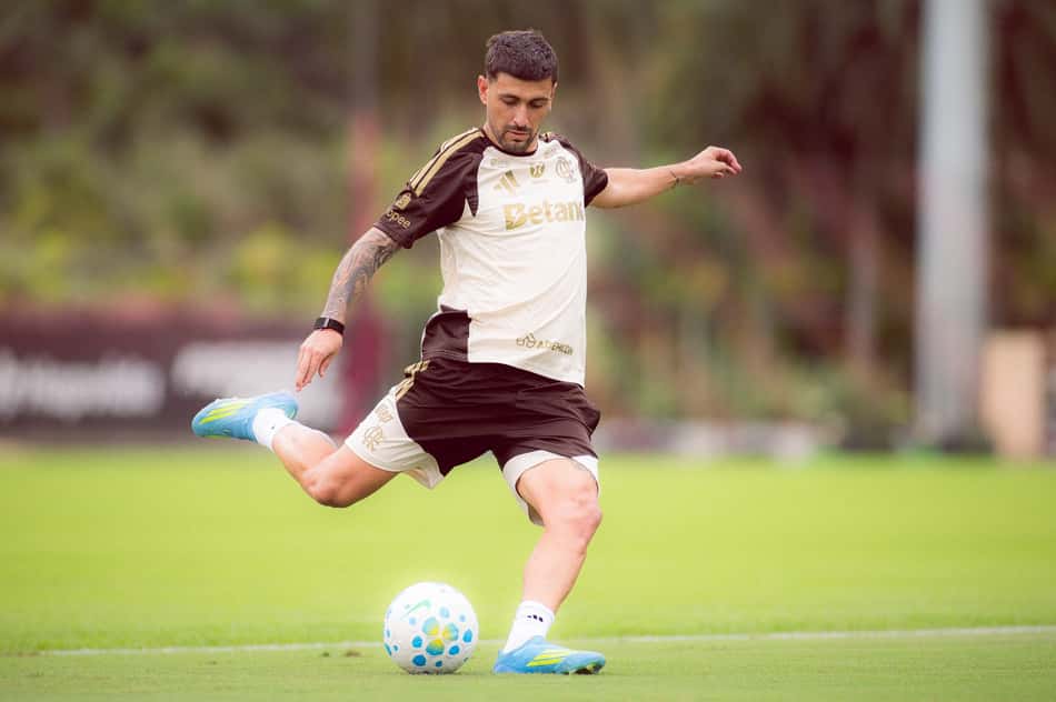 Arrascaeta com a bola durante treino do Flamengo no Ninho do Urubu