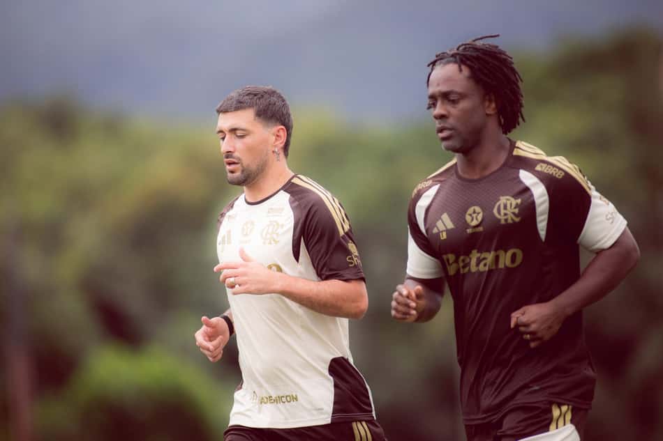 Arrascaeta com a bola durante treino do Flamengo no Ninho do Urubu