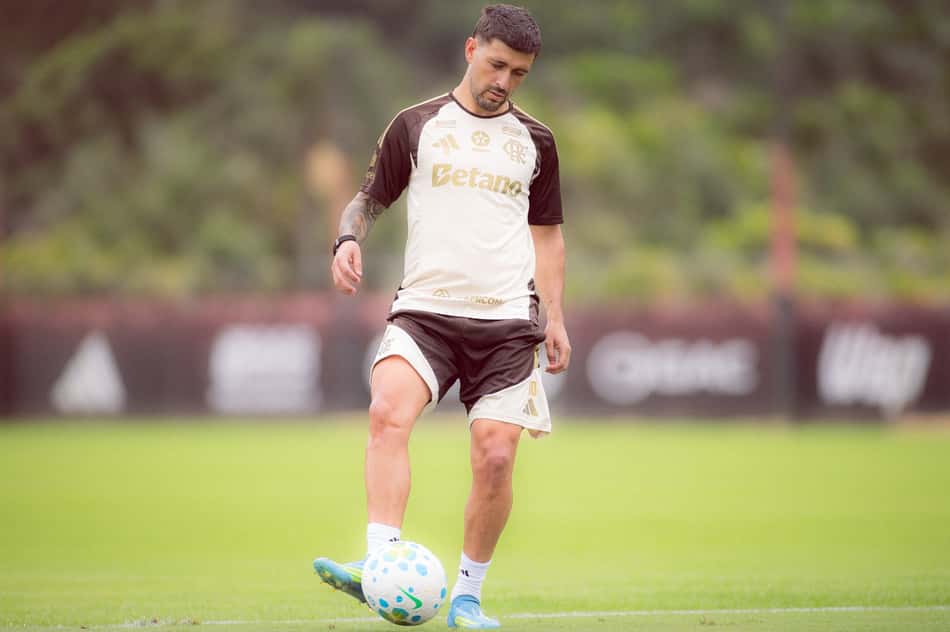 Arrascaeta com a bola durante treino do Flamengo no Ninho do Urubu