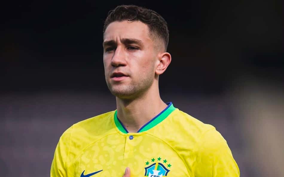Arthur Chaves durante o hino do Brasil antes de partida da Seleção sub-23