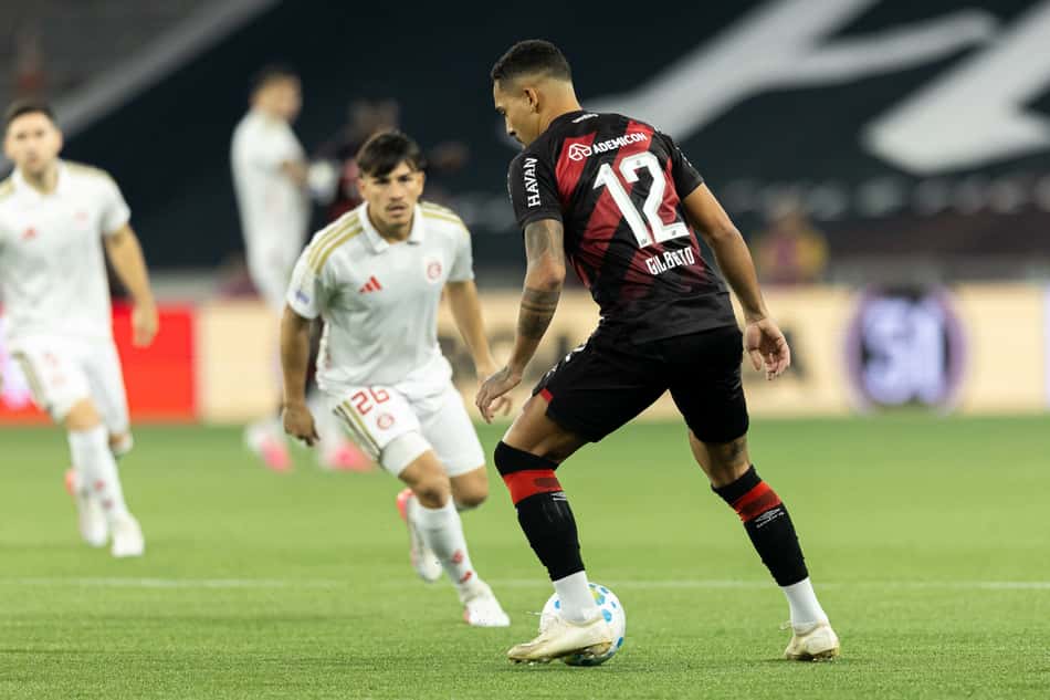 Gilberto Moraes. jogador do Athletico-PR, durante partida contra o Internacional na Arena da Baixada pelo Campeonato Brasileiro A