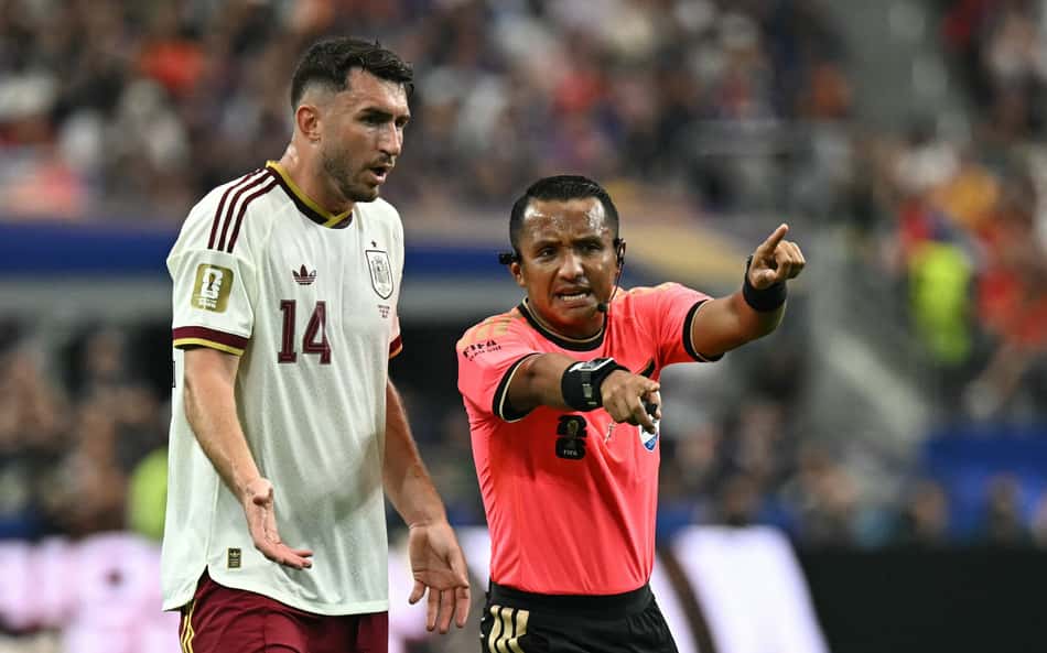 Zagueiro da Espanha critica arbitragem antes da final: 'Surpreenderam'
